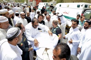 Paramedics rush a victim of a suicide bomb attack at Imam al-Sadeq Mosque, to the Amiri hospital in Al Sharq, Kuwait City, June 26, 2015.  REUTERS/Stringer