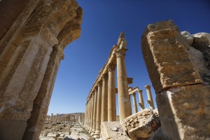 A view shows the damage at the Monumental Arch in the historical city of Palmyra, in Homs Governorate, Syria April 1, 2016. REUTERS/Omar Sanadiki