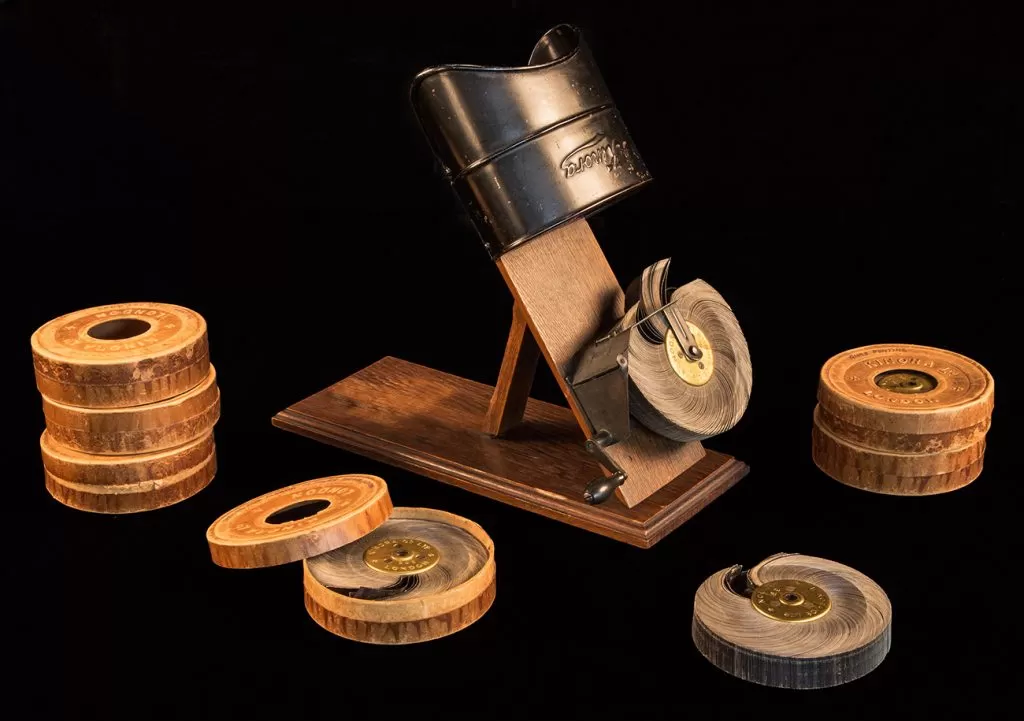 Kinora viewer (center) with six picture reels in their original housings