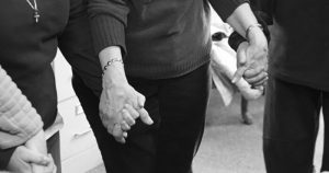 13 Sensitive Ways to Help Someone in Mourning 26 mourning02