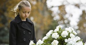 13 Sensitive Ways to Help Someone in Mourning 28 mourning04