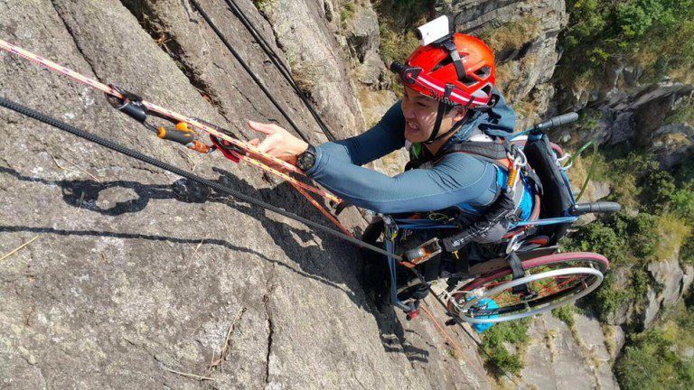 Inspiring Paraplegic Athlete Climbs 500-Meter High Mountain in His Wheelchair 21 Chiwai01
