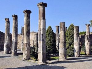 Lifestyles of the Roman Rich and Famous: Houses and Villas at Pompeii 144 Lifestyles of the Roman Rich and Famous: Houses and Villas at Pompeii