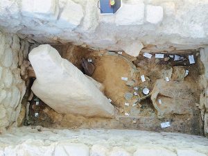 A Greek Warrior's Tomb 3,500 Years Old Sheds More Evidence on Early Minoan-Mycenaean Interchange 40 A Greek Warrior's Tomb 3,500 Years Old Sheds More Evidence on Early Minoan-Mycenaean Interchange