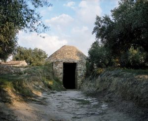 A Greek Warrior's Tomb 3,500 Years Old Sheds More Evidence on Early Minoan-Mycenaean Interchange 42 A Greek Warrior's Tomb 3,500 Years Old Sheds More Evidence on Early Minoan-Mycenaean Interchange