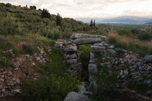 Mycenaean Tholos Tombs and Early Mycenaean Settlements 41 Mycenaean Tholos Tombs and Early Mycenaean Settlements