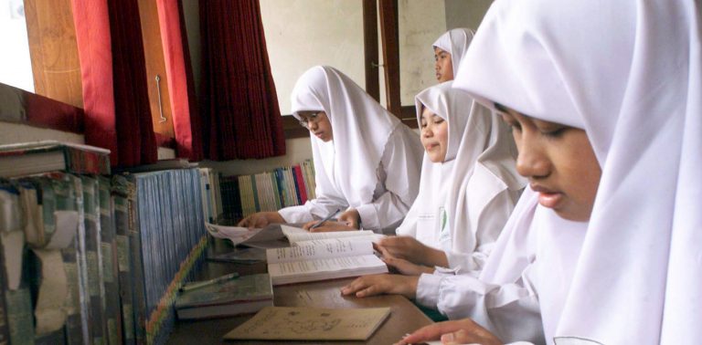 INDONESIAN MUSLIM STUDENTS READ AT THE AL MUKMIN BOARDING SCHOOL INSOLO.