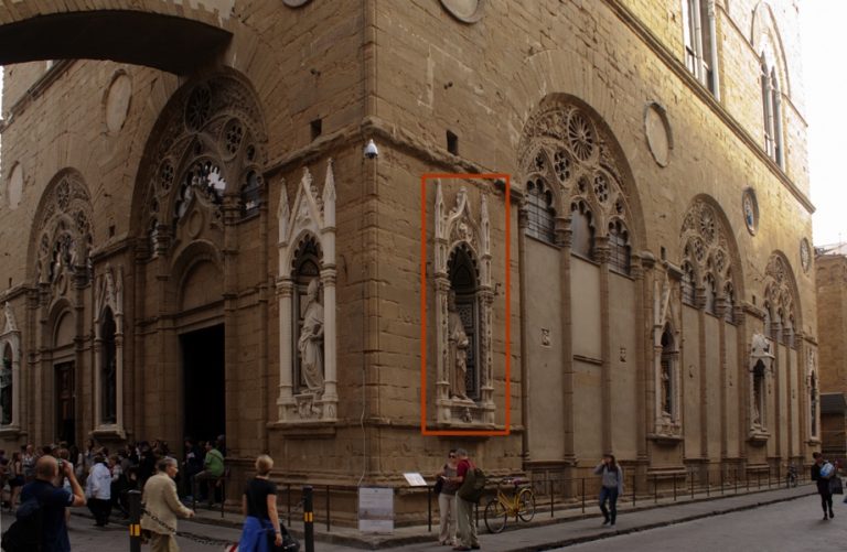 De Chiesa di Orsanmichele aan de Via Calzaiuoli in Florence. Gebouwt in 1337 als graanmarkt, later in 1380 verbouwd naar kerk, nu een museum.