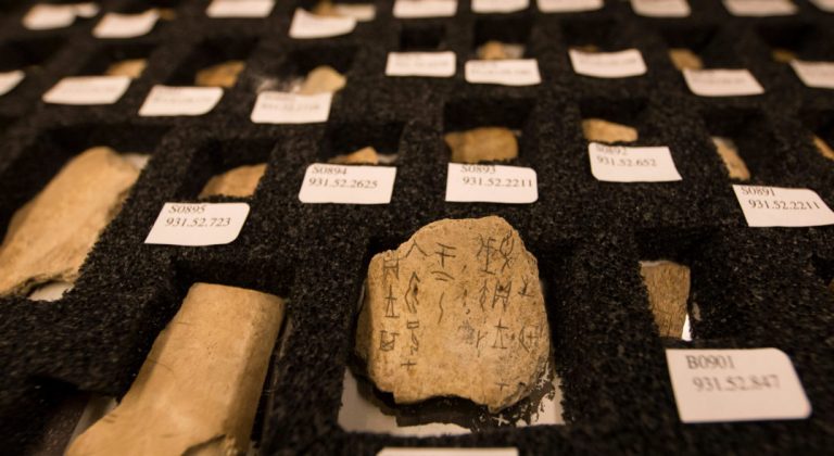(171202) -- TORONTO, Dec. 2, 2017 (Xinhua) -- Photo taken on Dec. 1, 2017 shows the Chinese oracle bone script collections at Royal Ontario Museum (ROM) in Toronto, Canada. China's oracle bone scripts, an ancient type of Chinese characters inscribed on an