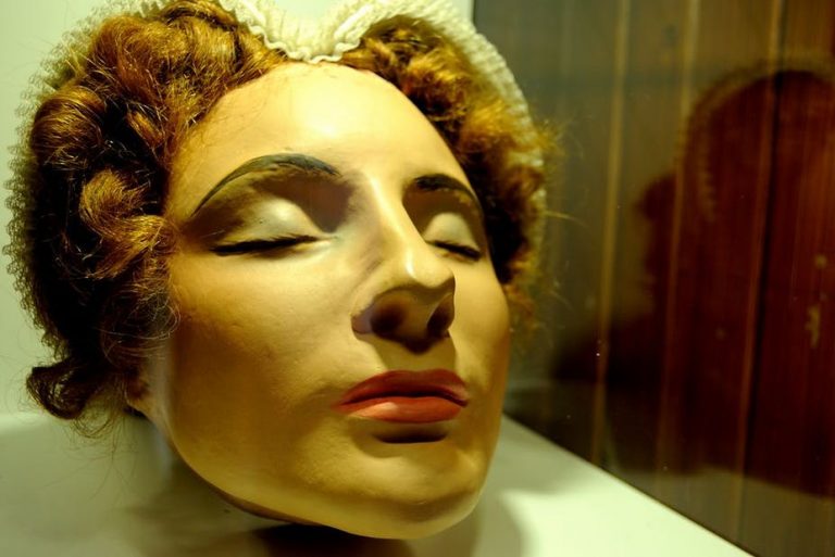 120818-07-Mary-Queen-Scots-Poetry-Literature-History-Medieval-Middle-Ages