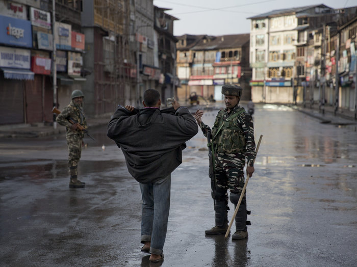Tensions Continue High over Kashmir, with 500 Arrests and a Communications Blackout