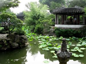 English translation of 园丁 ( yuanding / yuándīng ) - gardener in Chinese