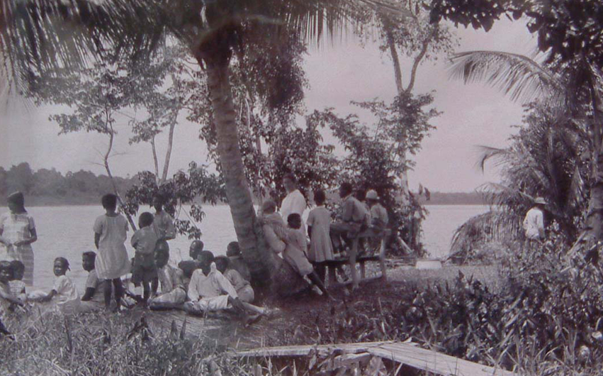 Leprosy and the Colonial Gaze in the Dutch West and East Indies, 1750–1950 23 Leprosy and the Colonial Gaze in the Dutch West and East Indies, 1750–1950