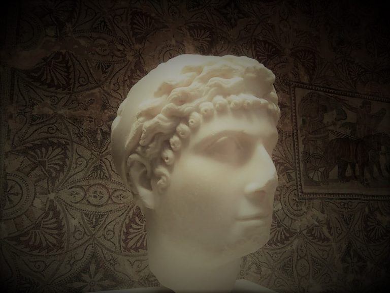 040821-39-History-Egypt-Cleopatra