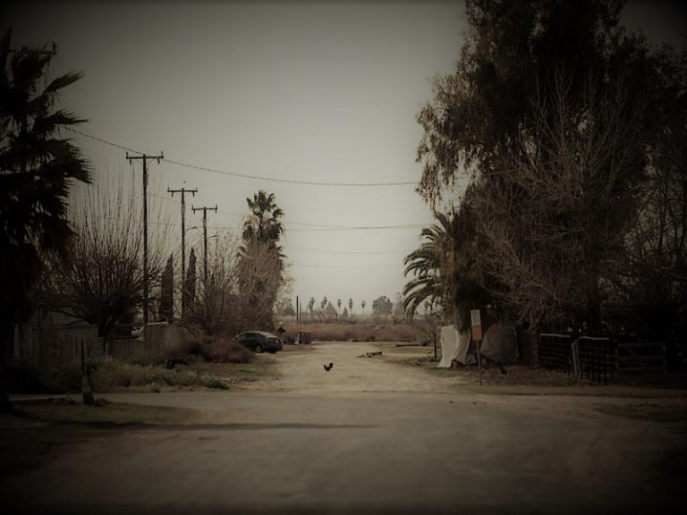 A street in El Adobe, CA in Kern County.