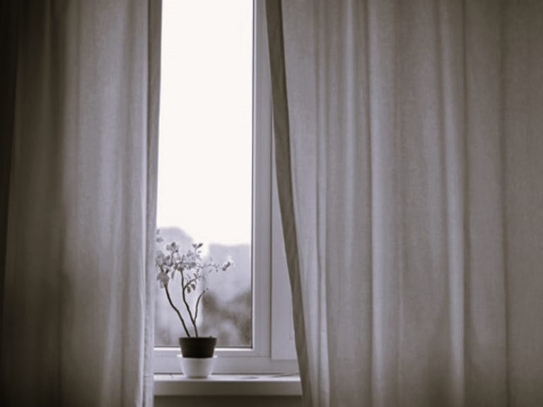 SafelyHangCurtains-FahadSoe02