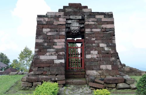 The Ascending Terraces of Sukuh, a Mountain Buddhist Sanctuary 26 The roofed gate seen from behind, with a kala face, Sukuh, Java,15th century