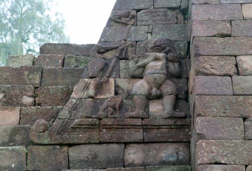 The Ascending Terraces of Sukuh, a Mountain Buddhist Sanctuary 32 The pictorial chronogram on the left wing of the gate, Sukuh, Java, 15th century
