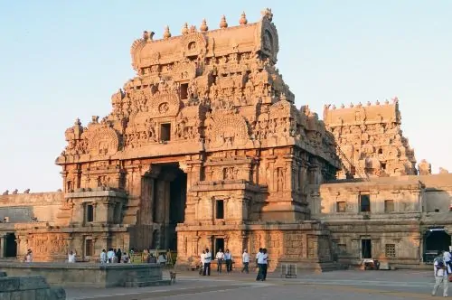 Ancient Chola Art and Architecture of India: Temples and Divine Kingship 2 Ancient Chola Art and Architecture of India: Temples and Divine Kingship