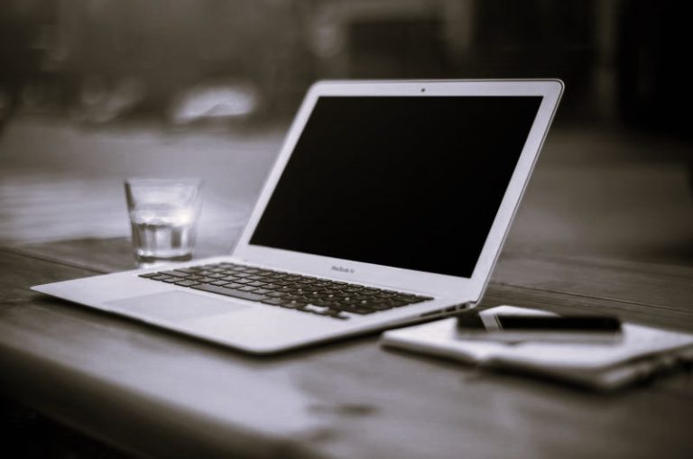 ReasonsMacbookAirOld-Natalie01