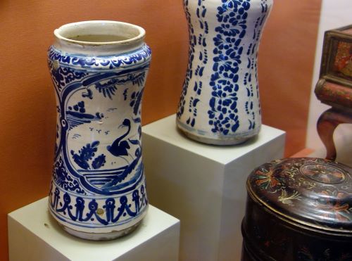 Talavera poblana albarello, 17th century