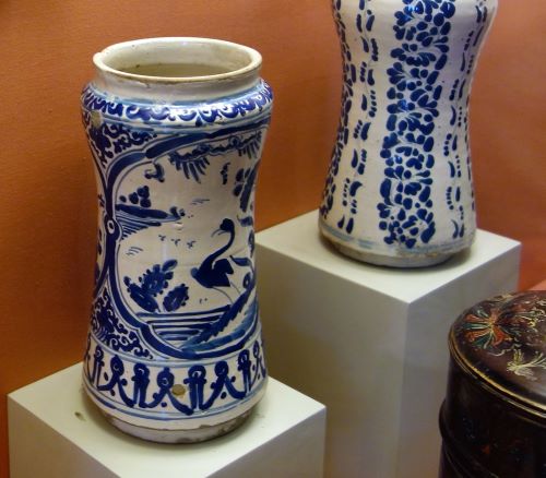 Talavera poblana albarello, 17th century