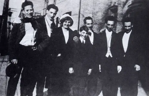 The only known photo of the entire surviving Marx family, c. 1915