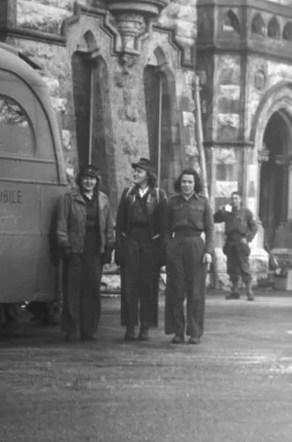 The crew of the Clubmobile Kansas City poses in Barrow-in-Furness in December 1944