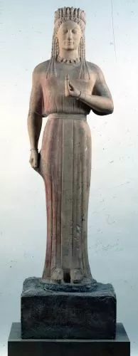 Dressed in Splendor: Textiles and Status in Archaic Greek Korai 4 Funerary statue of Phrasikleia