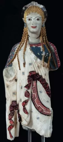 Dressed in Splendor: Textiles and Status in Archaic Greek Korai 7 Chios Kore