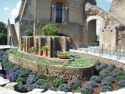 Oval fountain of the cenatio