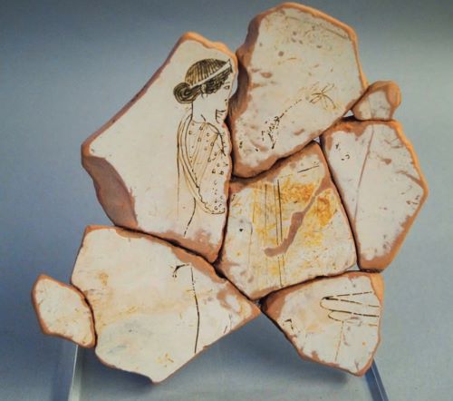 White-ground kylix, 470–450 BCE, depicting a scene of textile dedication at an altar