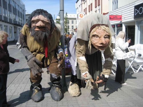 Halls, Gods, and Giants: Gullveig and Odinn's Hall in Medieval Norse Mythology 8 Halls, Gods, and Giants: Gullveig and Odinn's Hall in Medieval Norse Mythology