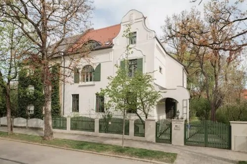 Von Parish Costume Library
