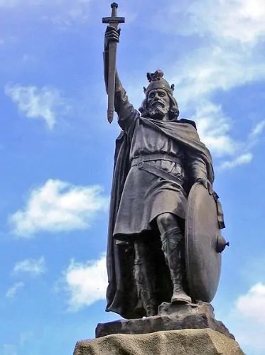 Ancient Britain: From Prehistory to the Norman Conquest 8 Statue of Alfred the Great in Winchester, England