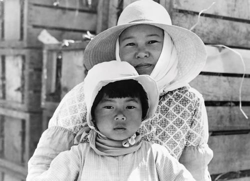A Japanese mother and daughter, farmworkers in California, photographed in 1937 by Dorothea Lange.