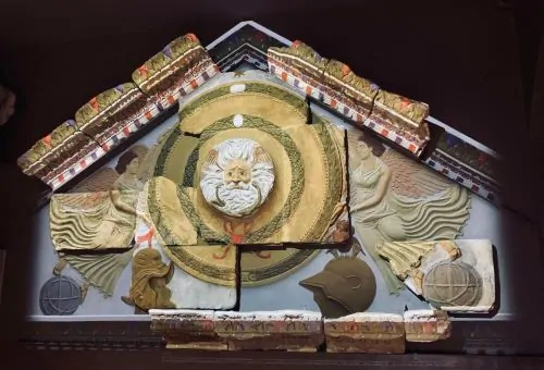 Defixiones and Cunei: The Sacred Aquae Sulis in Ancient Roman Britannia 13 Projected light restores the color and missing sections of the pediment (Roman Baths Museum