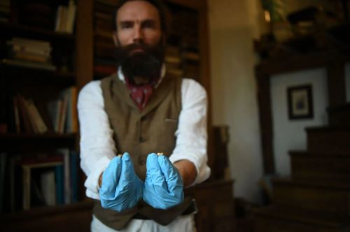 Unraveling a “Ghost” Neanderthal Lineage in Europe 2 Unraveling a “Ghost” Neanderthal Lineage in Europe