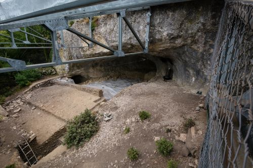 Unraveling a “Ghost” Neanderthal Lineage in Europe 5 Unraveling a “Ghost” Neanderthal Lineage in Europe
