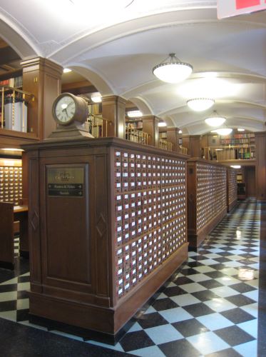 A History of Public Libraries in the United States from the 18th Century 37 The Columbia University Libraries card catalog was one of the first to use the Dewey Decimal System, and was personally arranged by Melvil Dewey as chief librarian.