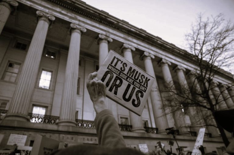 020825-26-Economy-Politics