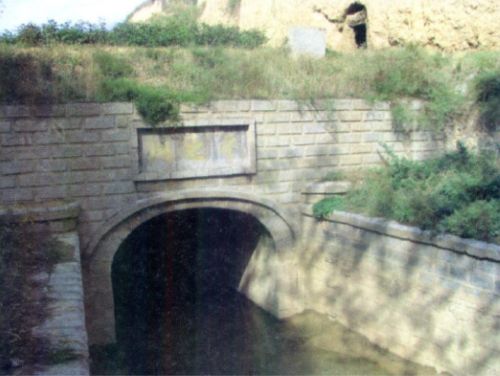 The flat cave at the west exit of Longshou Canal.