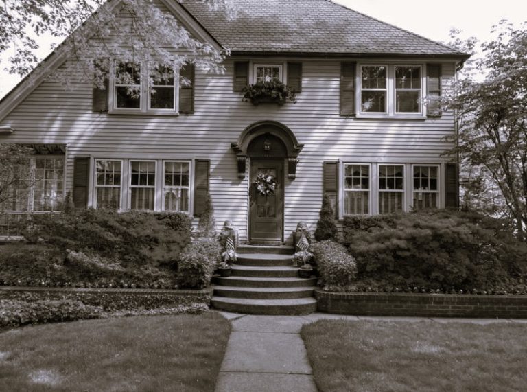 Timing the Market: When to Sell Your House for Profit 11 SellHouse-DanielKing02