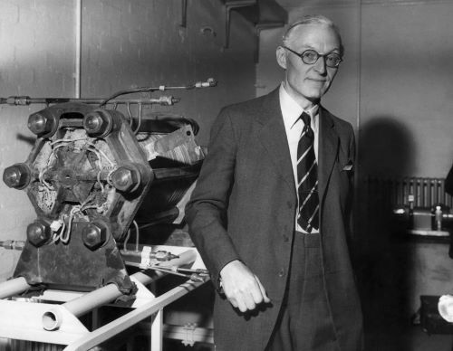 Tracing the Arc of Green Hydrogen from 1766 to the Gremlin in 1972 13 Francis Thomas Bacon at the demonstration of his Hydrox fuel cell in Cambridge, Eng., 1959