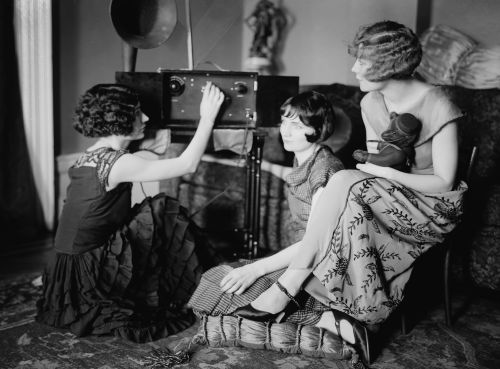 Technology in the Classroom: From Colonial Horn-Books to Modern Artificial Intelligence 8 Around 1920, radio broadcasting started to get popular.