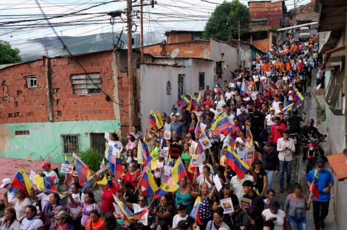 Venezuelans Express both Hope and Dread amid Rising Tensions with U.S. 2 Venezuelans Express both Hope and Dread amid Rising Tensions with U.S.