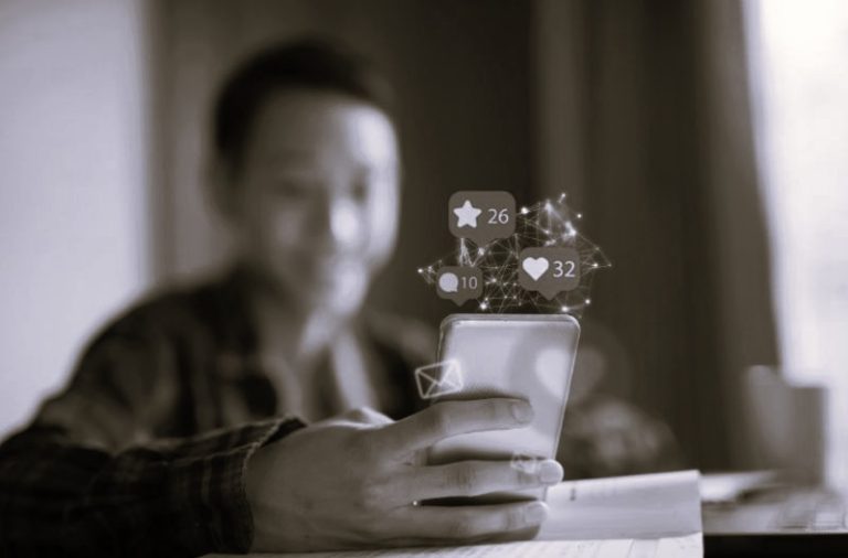 The Impact of Social Media on Loneliness 29 LonelySocialMedia-JeffToring02