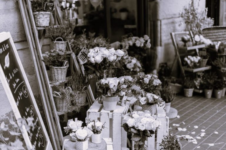 How Same-Day Flower Delivery Elevates Romantic Moments in Los Angeles 11 SVBCBE83365FlowerDelivery-HannahGilbert02