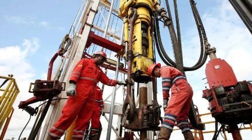 Black Gold and Broken Promises: Oil, Power, and Political Economy in the History of Venezuela