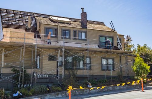 Signs It’s Time to Call a Roofing Professional 2 Signs It’s Time to Call a Roofing Professional